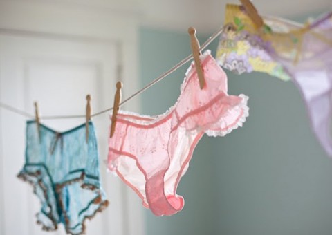 É certo lavar calcinha no banho? 