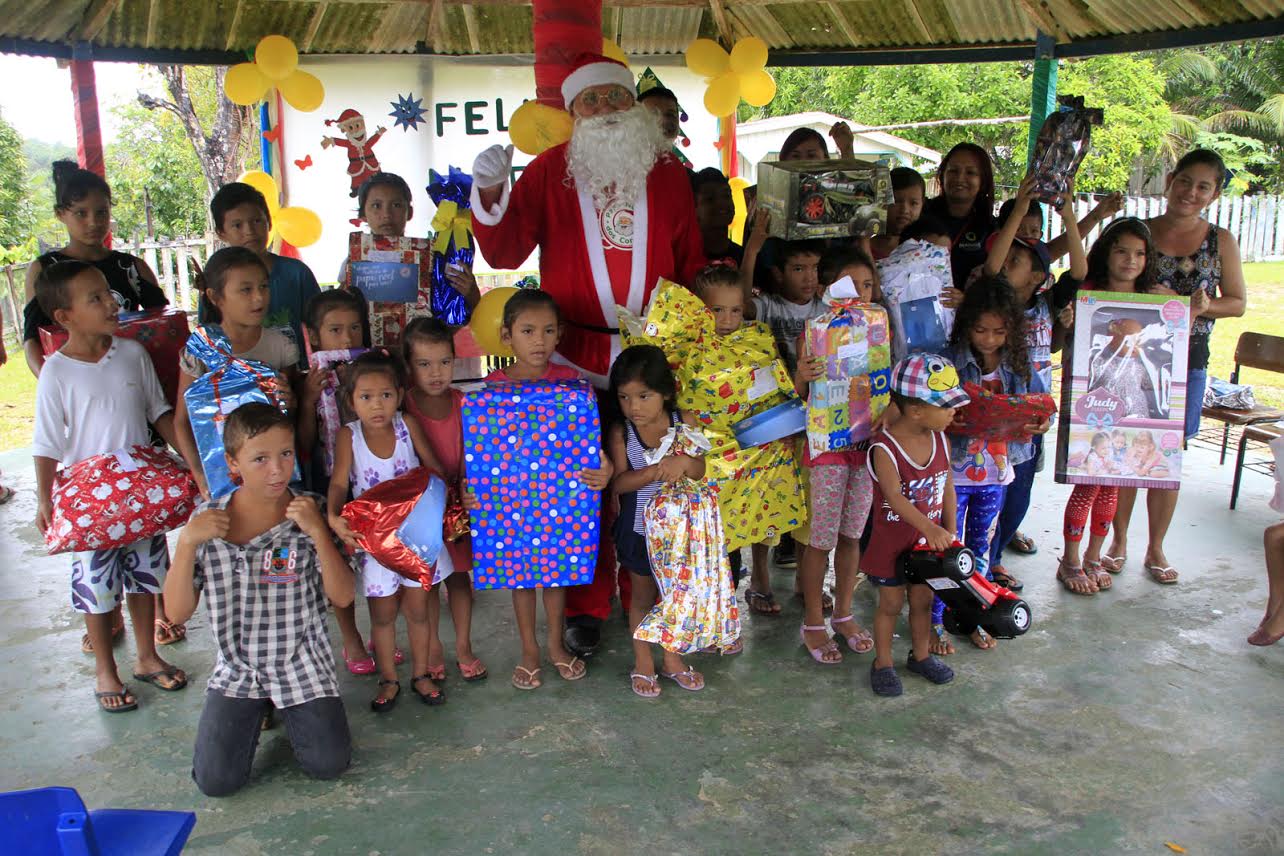 Alunos de escola rural recebem presentes do Papai Noel dos Correios