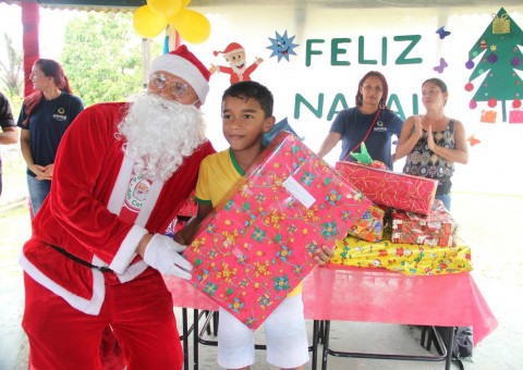 Alunos de escola rural recebem presentes do Papai Noel dos Correios