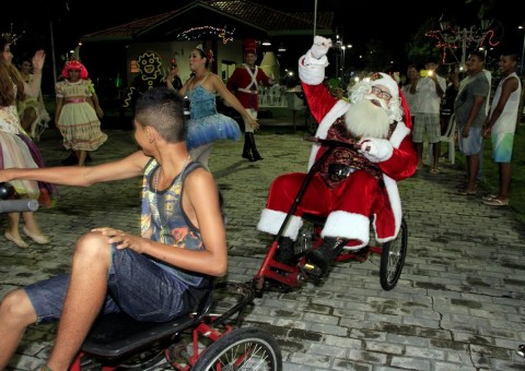 Natal Solidário dos Bilhares entrega brinquedos arrecadados no bairro São Jorge 