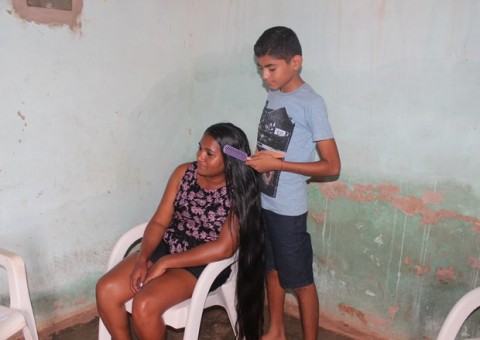 Mãe deixa cabelo crescer para vender e o motivo é comovente