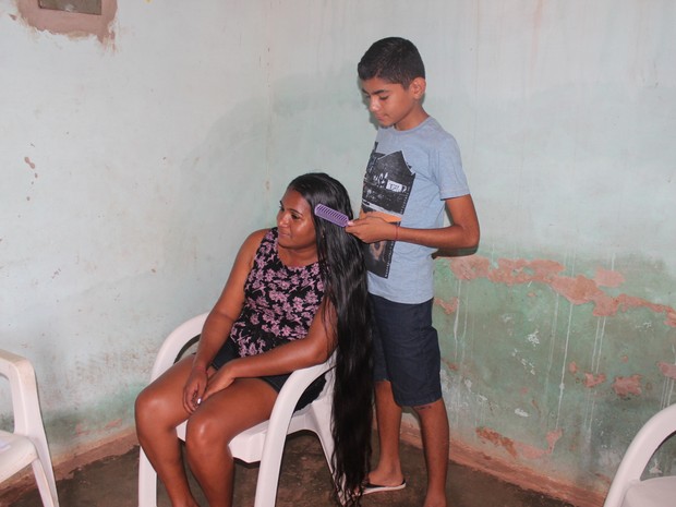 Mãe deixa cabelo crescer para vender e o motivo é comovente