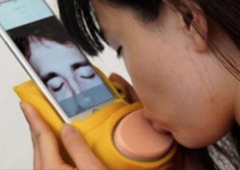 Acessório tecnológico irá permitir que casais de namorados beijarem-se através da internet