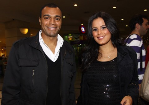 Denilson abraça mulher e Luciele Di Camargo manda recado curto e grosso para marido