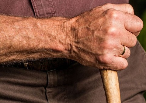 Idoso é agredido e roubado dentro da própria casa