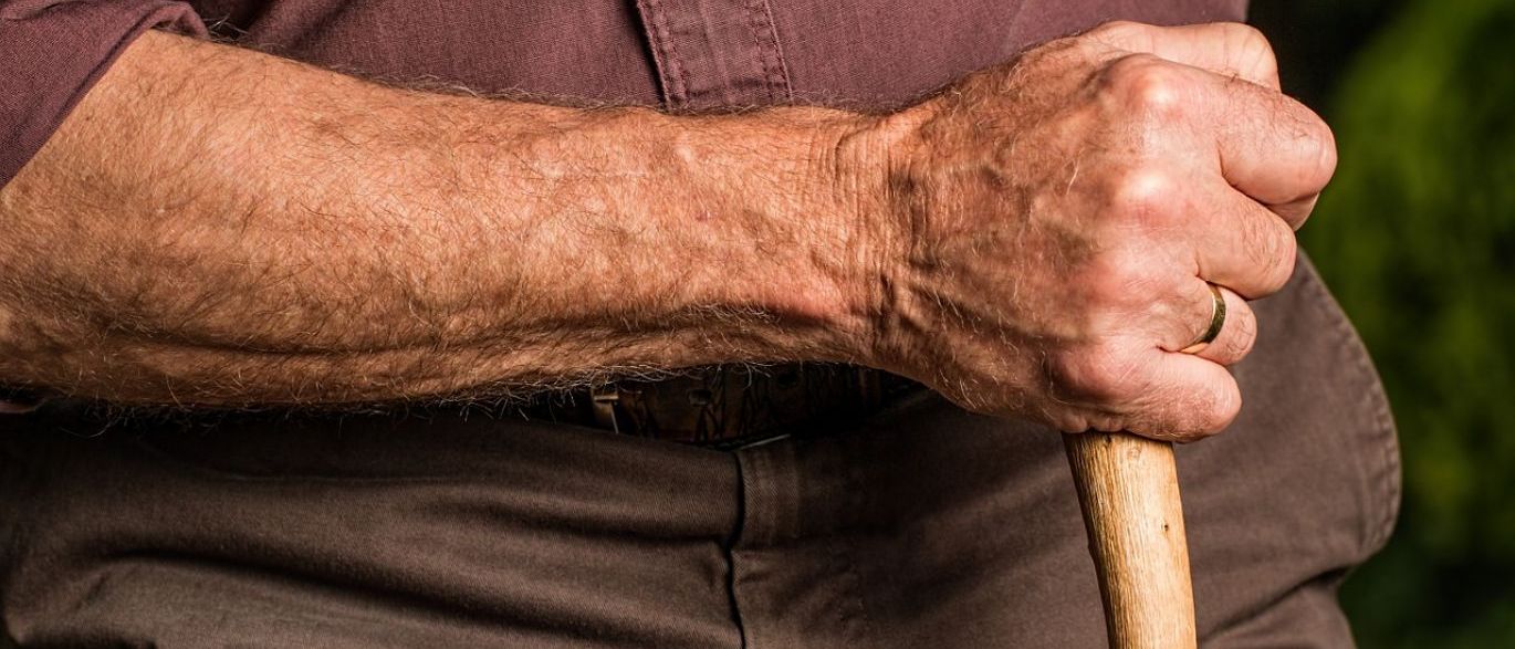 Idoso é agredido e roubado dentro da própria casa