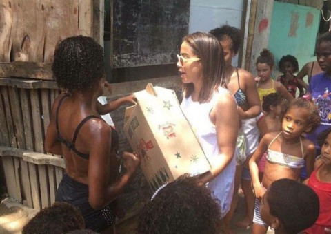 Anitta distribui cestas básicas para moradores da Cidade de Deus e é criticada