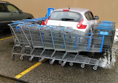 Clientes de um supermercado ‘aprontam' com motorista que estacionou em duas vagas  