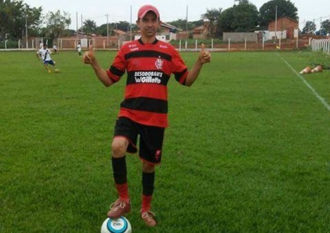 Homem morre atingido por raio em campo de futebol