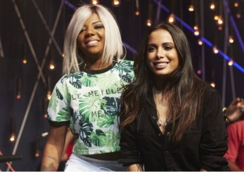 Com boatos de rivalidade, Anitta recebe presente de Ludmilla 