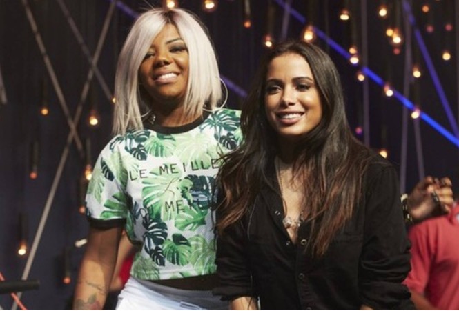 Com boatos de rivalidade, Anitta recebe presente de Ludmilla 