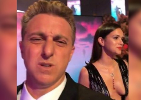 Luciano Huck posta vídeo mostrando decotão de Bruna Marquezine