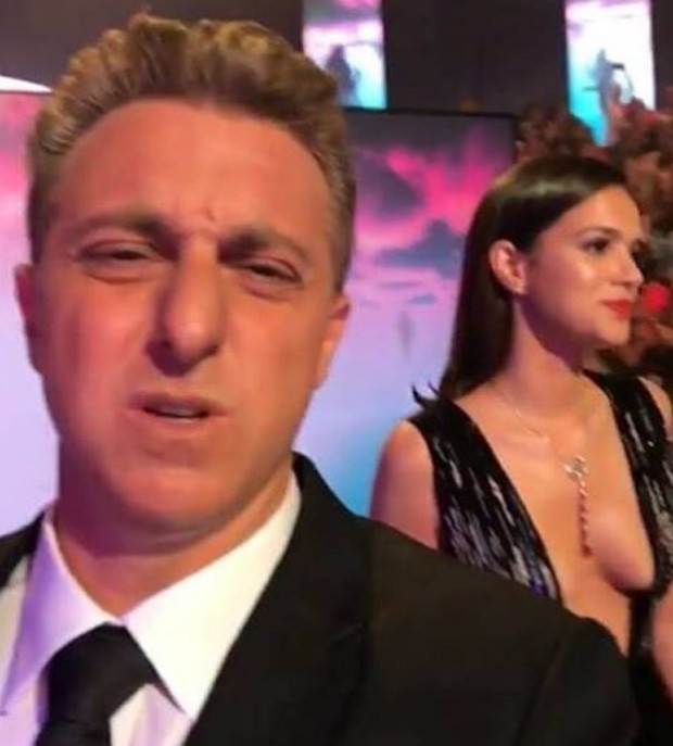 Luciano Huck posta vídeo mostrando decotão de Bruna Marquezine