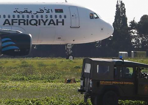 Sequestradores se rendem e libertam avião líbio com todos os passageiros