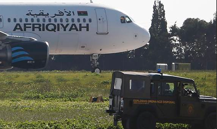 Sequestradores se rendem e libertam avião líbio com todos os passageiros