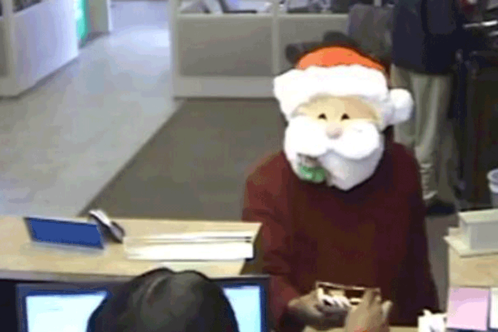 Papai Noel entra em banco distribui doces e depois assalta agência