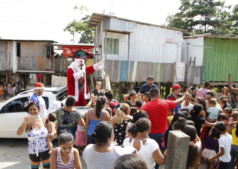 Papai Noel entrega brinquedos arrecadados no natal solidário dos Bilhares