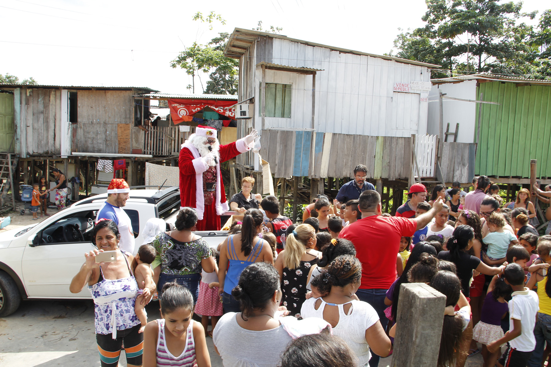 Papai Noel entrega brinquedos arrecadados no natal solidário dos Bilhares