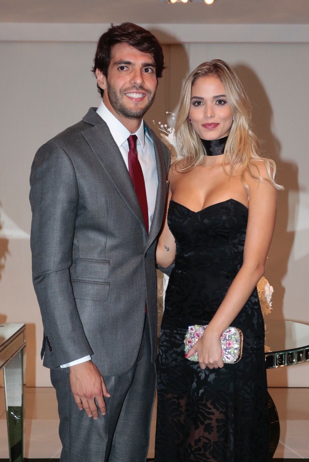 Kaká posa pela 1ª vez com nova namorada que tem nome semelhante ao da ex