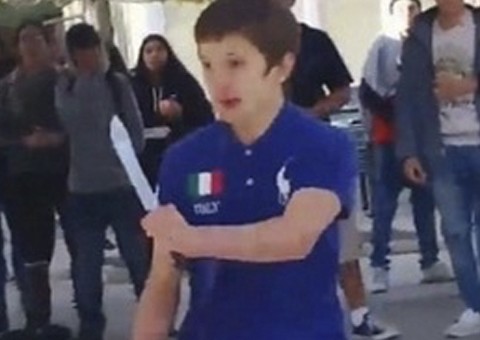 Após sofrer bullying, menino se enfurece e corta rosto do colega com uma lâmina