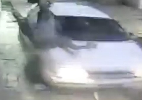 Motorista sobe em calçada e atropela criança e 2 homens