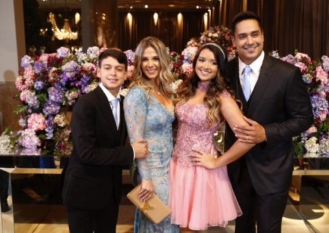 Carla Perez e Xanddy fazem festão de 15 anos para filha. Veja fotos