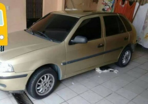 Trio aborda motorista e rouba carro em Manaus