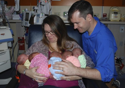 Mãe dá à luz a 5 bebês e surpreende 