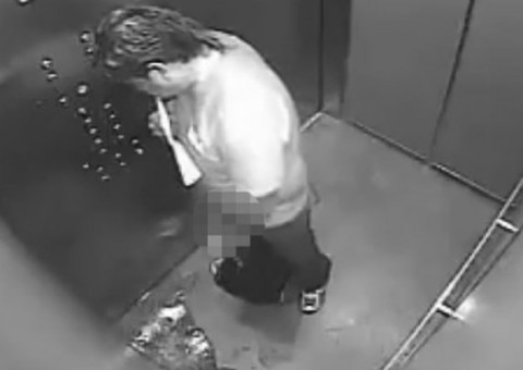 Entregador é flagrado fazendo xixi no elevador do prédio de cliente e o pior acontece 