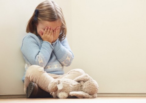 Mãe é presa por acobertar estupro das filhas pelo padrasto