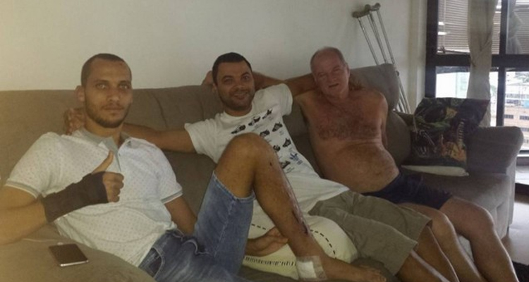 Em casa, Neto posa para foto com o pai e irmão