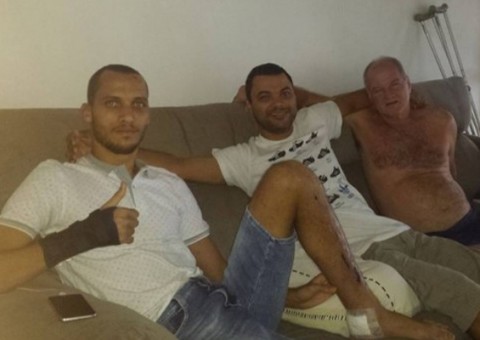 Em casa, Neto posa para foto com o pai e irmão