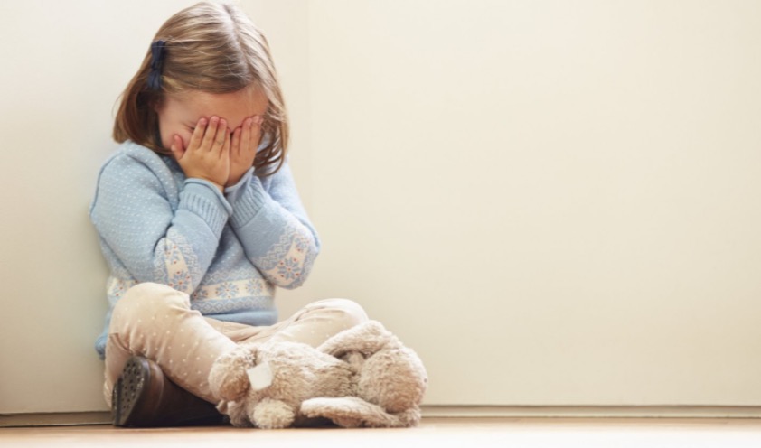 Mãe é presa por acobertar estupro das filhas pelo padrasto