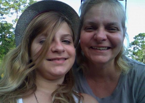 Mulher faz selfie dentro do carro e espírito aparece no banco de trás 