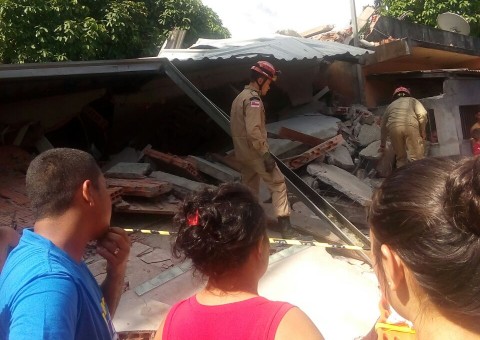 Em Manaus, casa desaba e bombeiros procuram por vítimas nos escombros