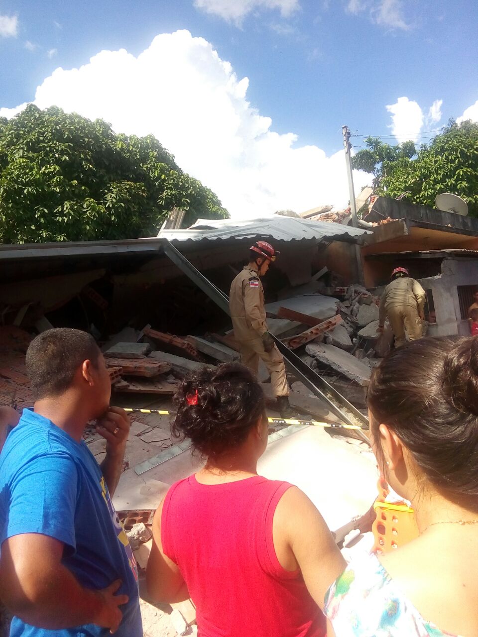 Em Manaus, casa desaba e bombeiros procuram por vítimas nos escombros