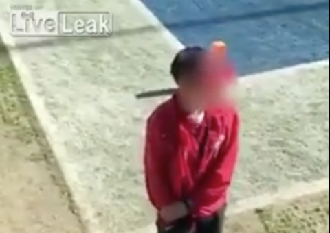 Em plena luz do dia, segurança é flagrado se masturbando em jogo de futebol