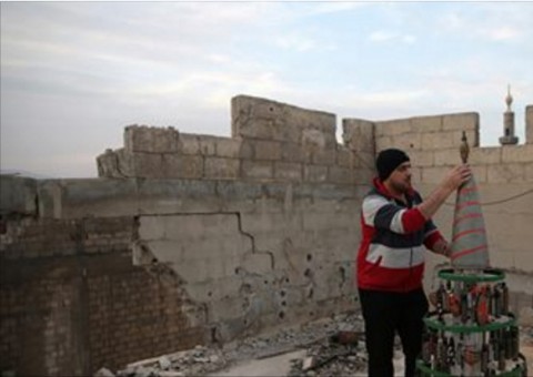 Sírio monta árvore de Natal com cartuchos vazios e resquícios da guerra 