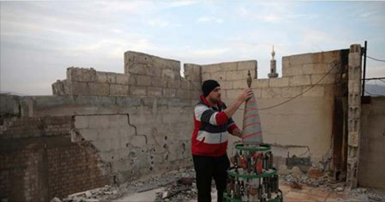 Sírio monta árvore de Natal com cartuchos vazios e resquícios da guerra 