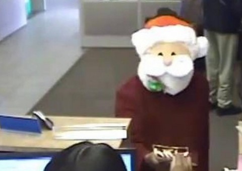  Homem vestido de Papai Noel assalta banco e depois distribui presentes 