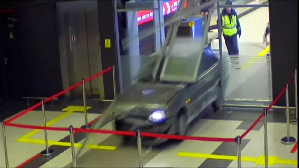 'Por amor', motorista bêbado invade aeroporto com carro