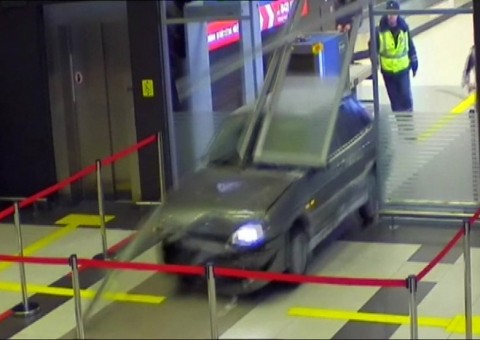 'Por amor', motorista bêbado invade aeroporto com carro