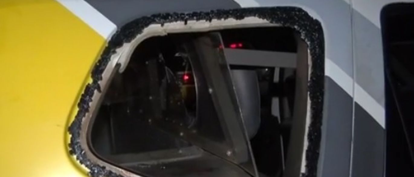   Homem recusa ser preso e quebra janela de viatura com a cabeça