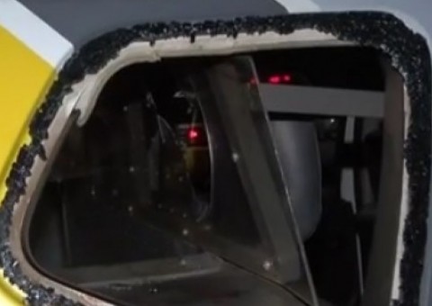   Homem recusa ser preso e quebra janela de viatura com a cabeça