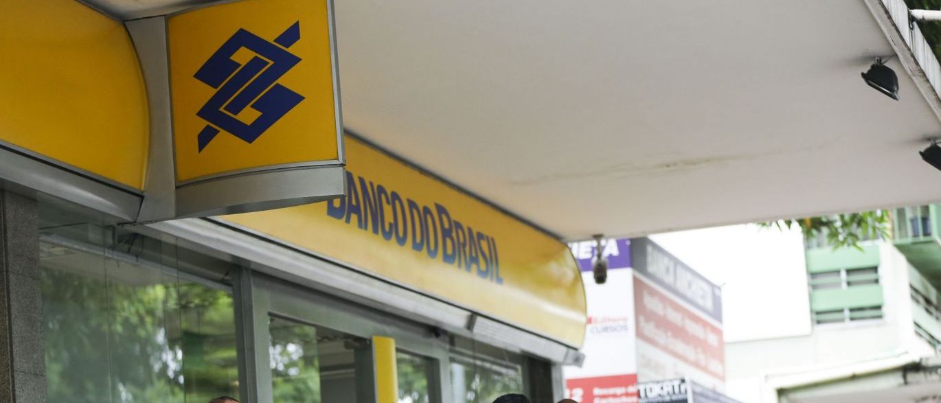 Bando explode banco, invade festa e usa reféns como escudos