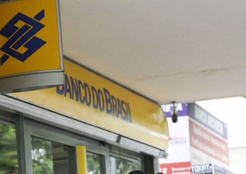 Bando explode banco, invade festa e usa reféns como escudos