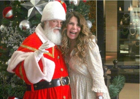 Elba Ramalho tieta papai noel em shopping do Rio