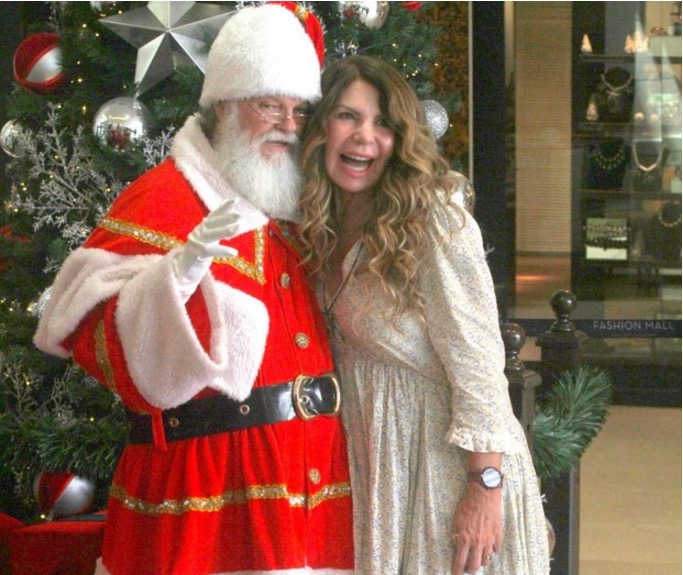 Elba Ramalho tieta papai noel em shopping do Rio