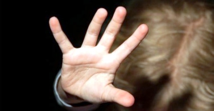     Mulher é presa suspeita de estuprar e torturar a filha de 7 anos 