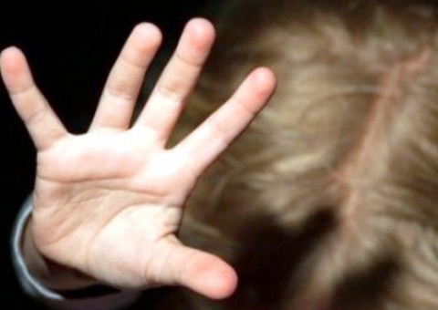     Mulher é presa suspeita de estuprar e torturar a filha de 7 anos 